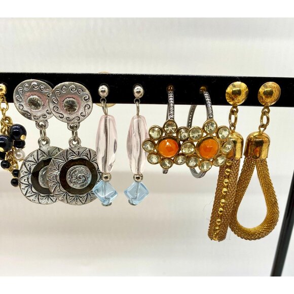 Twenty (20) pairs of 70's and 80's pierced earrings, gold tone, silver tone - Picture 1 of 9